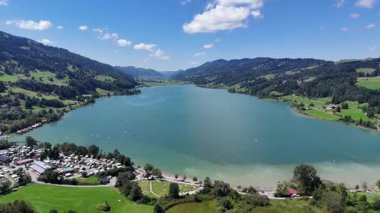 Allgu Alpleri, Almanya 'da Groer Alpsee Gölü' ne doğru Alp dağları ile Panorama uçuşu