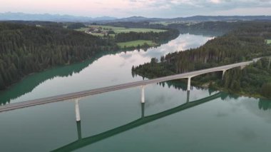 Lechtalbrcke Schongau Köprüsü (Lechtalbrcke Schongau) ve Lech Nehri üzerinden sabah saatlerinde dağ alpleri ile Almanya 'nın doğumu sırasında yapılan uçuş.