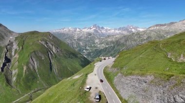Furka Geçidi 'ndeki dağlık yoldan İsviçre Alpleri' ndeki Finsteraarhorn Panorama Dağı 'na doğru uçuyor.