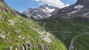 İsviçre 'nin İsviçre Alpleri' nde dağ kenarı panorama ve yılan yolu olan Susten Geçidi 'ne doğru uçuş.
