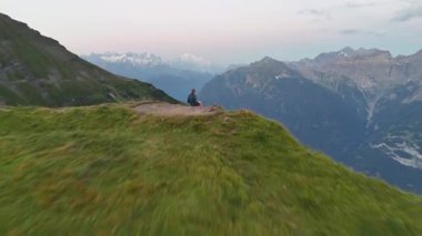 Fransa 'nın batısındaki Alpler' de sabah saatlerinde Mont Blanc büyük dağ manzarasına doğru giden erkek yürüyüşçü (adam) üzerinde uçuş 