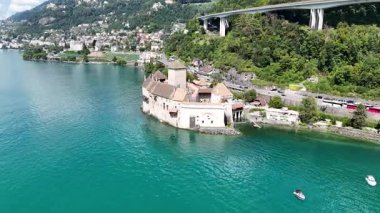 İsviçre 'deki Cenevre Gölü' ndeki ortaçağ Chillon Kalesi 'nin yörüngesinde uçuş