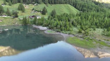 Pan, İsviçre 'nin İsviçre Alpleri' ndeki Lac de Derborence gölündeki bir dağın ve Refuge du Lac Derborence dağının ayna yansımasıyla çekildi.