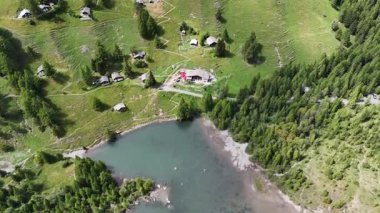 İsviçre 'nin Alp Dağları' ndaki Refuge du Lac Derborence dağlarına doğru olan Lac de Derborence Gölü üzerinden uçuş