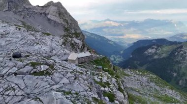 İsviçre Alpleri 'ndeki dağ manzaralı Cabane de Plan Neve ve Rhone Vadisi üzerinden sabah uçuşu.