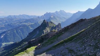 İsviçre 'nin İsviçre Alpleri' nde Pointe de Savolaires zirvesi bulunan bir dağ manzarasına doğru uçuyor.
