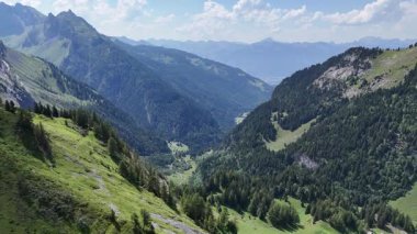 İsviçre 'nin İsviçre Alplerinde dağ manzarasına doğru uçuş