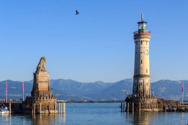 Liman girişi deniz feneri ve Bavyera Aslanı heykeli ile Constance Gölü 'ndeki Lindau adasında (Bodensee) dağ alpleri panorama, Almanya