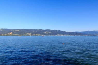 Constance Gölü (Bodensee) Almanya 'da Lindau adasından dağ alpleri ile görüldü.