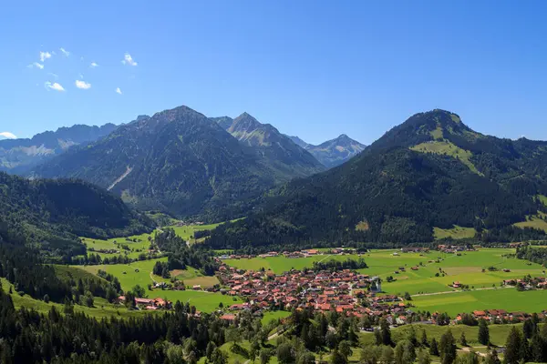 Almanya 'nın Bavyera kentindeki Oberjoch Geçidi' nden görülen Kötü Oberdorf köyü ile dağ panoraması