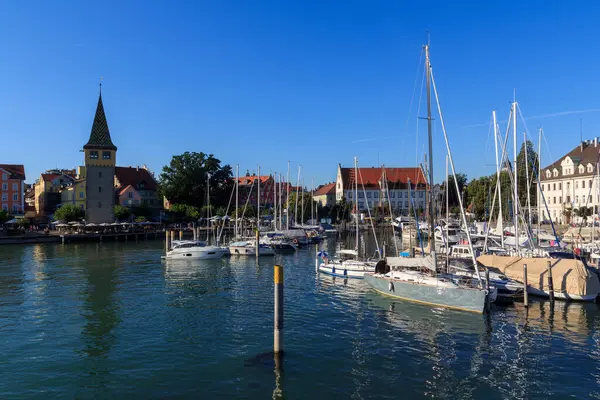 Lindau, Almanya 'daki Constance Gölü' nde (Bodensee) yelkenli ve Mangturm kulesiyle Marina