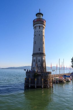 Almanya 'nın Lindau adasında dağ manzaralı Constance Gölü (Bodensee) limanındaki deniz feneri