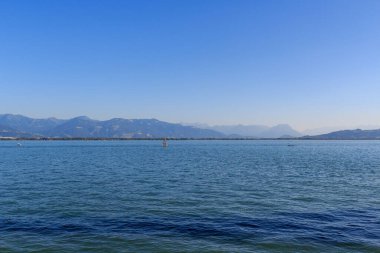 Constance Gölü (Bodensee) Almanya 'da Lindau adasından dağ alpleri ile görüldü.
