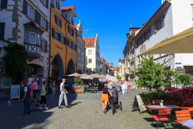 Lindau, Almanya - 10 Ağustos 2024: Eski Lindau kasabasında mağazaları ve restoranları olan Maximilianstrasse. Lindau 'nun merkezinde bir ana caddedir..