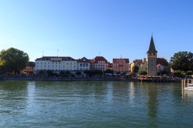 Lindau, Almanya 'daki Constance Gölü' nde (Bodensee) Kule Mangturm ve gezinti güvertesi