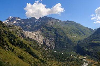 İsviçre 'nin Alplerinde Klein Furkahorn Dağı ve Furka Geçidi ile Panorama Manzarası