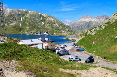 İsviçre 'nin İsviçre Alplerinde Totesee Gölü ve Grimsel Geçidi olan bir dağ manzarası.