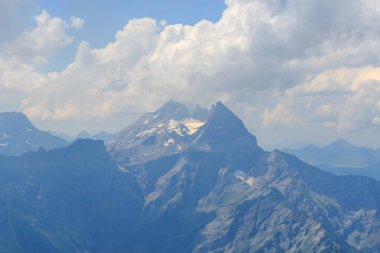Dağ manzaralı dağ manzarası, İsviçre Alpleri 'ndeki Dent de Morcles zirvesinden görülebilen bulutlarda Dents du Midi.