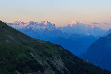 Mont Blanc Massif Dağı manzarası. Batı Alpleri, Fransa 'da gün doğumunda alpenışıltılı. 