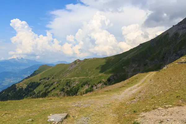 Dağlı panorama, yürüyüş yolu, Rhone Vadisi ve İsviçre Alplerindeki Cabane de la Tourche dağ kulübesi, İsviçre