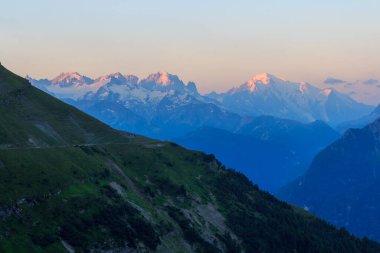 Mont Blanc Massif Dağı manzarası. Batı Alpleri, Fransa 'da gün doğumunda alpenışıltılı. 