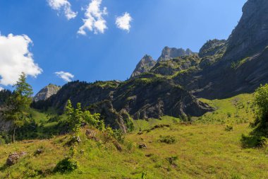 İsviçre 'nin İsviçre Alpleri' ndeki Cabane de Plan Neve dağ manzaralı dağ kulübesi.