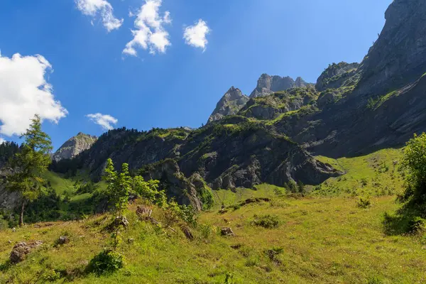 İsviçre 'nin İsviçre Alpleri' ndeki Cabane de Plan Neve dağ manzaralı dağ kulübesi.