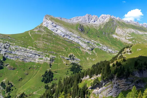 Arete de l 'Argentine zirvesi ve İsviçre Alpleri' nde yürüyüş yolu ile dağ manzarası