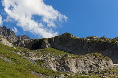 İsviçre 'nin İsviçre Alpleri' ndeki Cabane de Plan Neve dağ manzaralı dağ kulübesi.