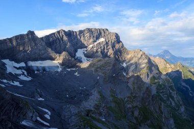 Dağ manzaralı zirve Grand Muveran ve İsviçre Alpleri 'nde Cabane de Plan Neve dağ kulübesi