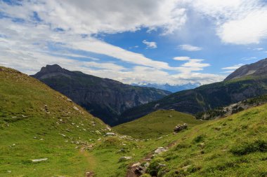 Mont Gond Zirvesi ve İsviçre Alpleri 'ndeki Pas de Cheville dağından görülen Pennine Alpleri' nin buzulları ile dağ manzarası