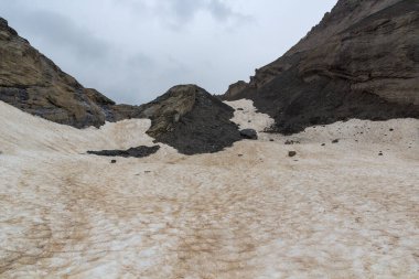 İsviçre 'nin İsviçre Alplerinde Col des Chamois yakınlarındaki dağlarda kar tarlası