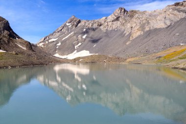 Lac de la Forcla Gölü ve İsviçre Alpleri 'nde Tete aux Veillon Zirvesi ile Dağ Panoraması
