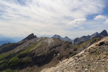 İsviçre 'nin İsviçre Alplerinde Pointe de kemoterapi, Grand Chavalard ve Petit Muveran zirveleri ile dağ manzarası