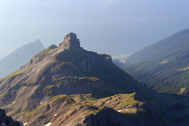 Dağ panoraması alp kulübesi Cabane Rambert ve Pointe de Chemo zirvesi İsviçre Alpleri Grand Muveran 'dan görüldü.