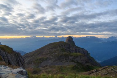 Zirvesinde Pointe de kemoterapi ve Pennine Alpleri (Matterhorn, Dent Blanche) arka planda ve İsviçre Alpleri 'nde bulutlar bulunan dağ manzarası
