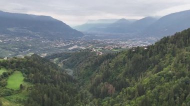 Tirol köyü (Dorf Tirol), Merano şehri (Meran) ve Güney Tyrol, İtalya 'da bulutlar ile Passeier Vadisi' nin dağ manzarasına doğru uçuş