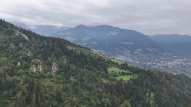 Güney Tyrol, İtalya 'da dağ manzarasına doğru uçuyor.