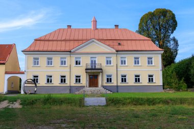 Almanya 'nın Bavyera Ormanı' ndaki Ludwigsthal (Lindberg) köyünde Schloss Ludwigsthal malikanesi