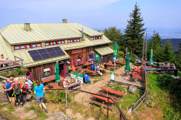 Lam, Almanya - 3 Eylül 2024: Bavyera Ormanı 'nda Grosser Osser' in zirvesine yakın dağ kulübesi Osserschutzhaus 