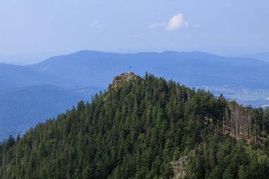 Kleiner Osser Zirvesi ve Almanya 'nın Bavyera kentindeki Bavyera Ormanı' nda Zirve Haçı ile Dağ Panoraması