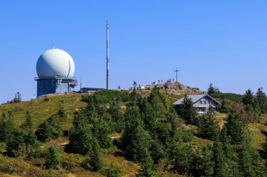 Radar kubbesi (radome), dağ kulübesi ve Almanya 'nın Bavyera Ormanı' nda zirve geçidi olan Dağ Arber Panoraması
