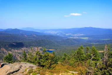 Kleiner Arbersee Gölü ve Osser Zirvesi ile dağ manzarası Almanya 'nın Bavyera Ormanı' nda Arber 'de görüldü.