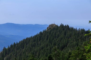 Kleiner Osser Zirvesi ve Almanya 'nın Bavyera kentindeki Bavyera Ormanı' nda Zirve Haçı ile Dağ Panoraması