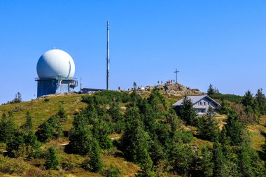 Radar kubbesi (radome), dağ kulübesi ve Almanya 'nın Bavyera Ormanı' nda zirve geçidi olan Dağ Arber Panoraması