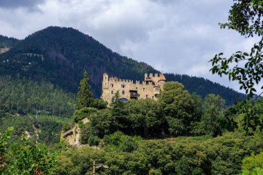 Schloss Brunnenburg Güney Tyrol, İtalya 'da Merano' nun üstündeki dağlarda