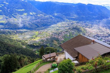 Güney Tyrol, İtalya 'da Hochmuth dağ istasyonundan Tirol (Dorf Tirol) ve Merano manzaralı Etschtal Vadisi' ne doğru görüntü