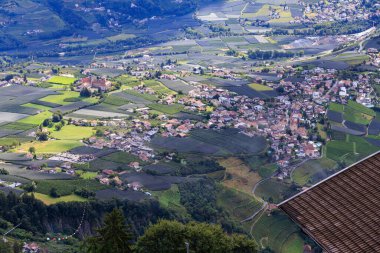 Güney Tyrol, İtalya 'daki Hochmuth dağ istasyonundan Tirol (Dorf Tirol) manzarası