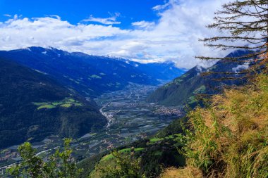 Hochmuth dağ istasyonundan dağ manzaralı Etschtal vadisine ve Hasenoehrl zirvesine doğru Güney Tyrol, İtalya