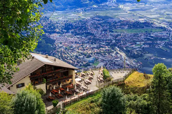 Güney Tyrol, İtalya 'da Merano terası ve panoraması olan Dağ Hanı Hochmuth